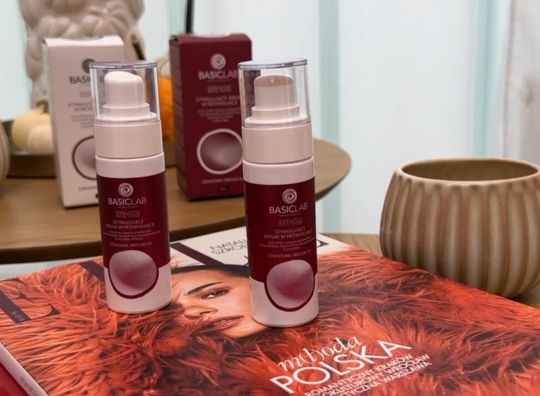 Adapinoid, czyli retinol i retinal 3. generacji od BasicLab. Jak stosować serum z adapalenem w pielęgnacji cery? 